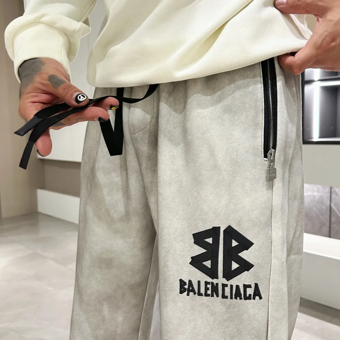 Balenciaga 🆕2026 Autumn and Winter New Arrival Casual Pants! The official website will be released simultaneously. Brand Classic LOGO casual pants, customized fabrics, excellent comfort and strong touch. Highly recognisable, perfect appearance and craftsmanship. Size:M-3XL